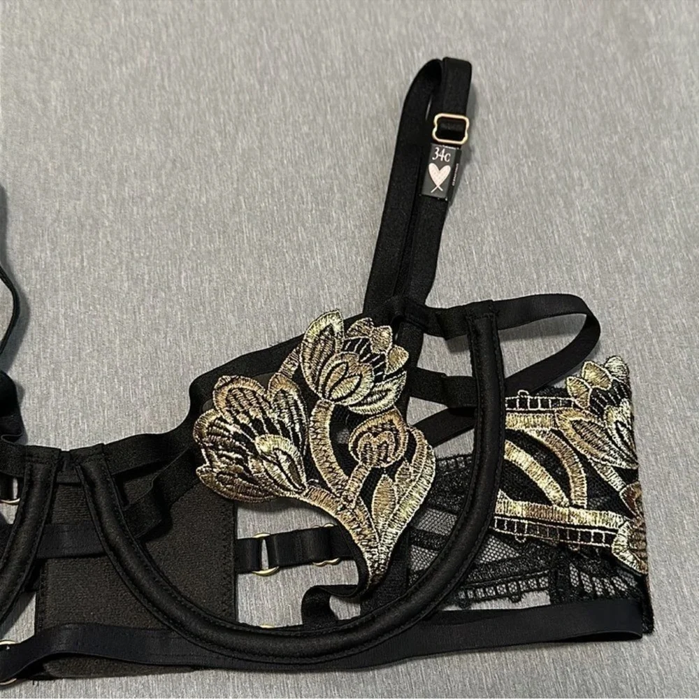 New Victoria’s Secret Very Sexy Strappy Embroidered Unlined Open Cup Size 34C